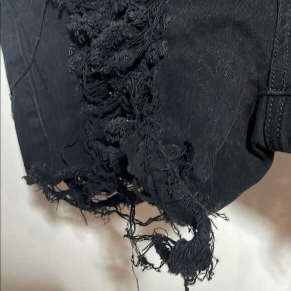 Edgy Black Jean Shorts with Distressed Details - Picture 4 of 8